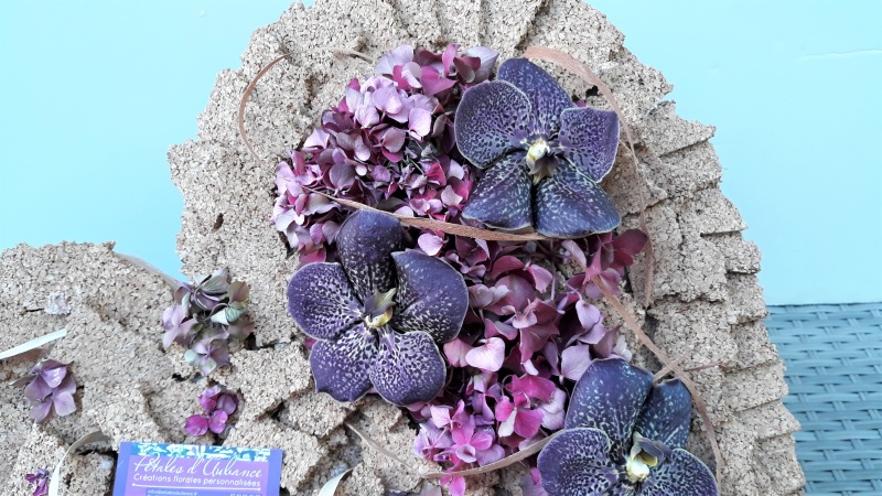 Coeur violet sur liège avec orchidées violettes