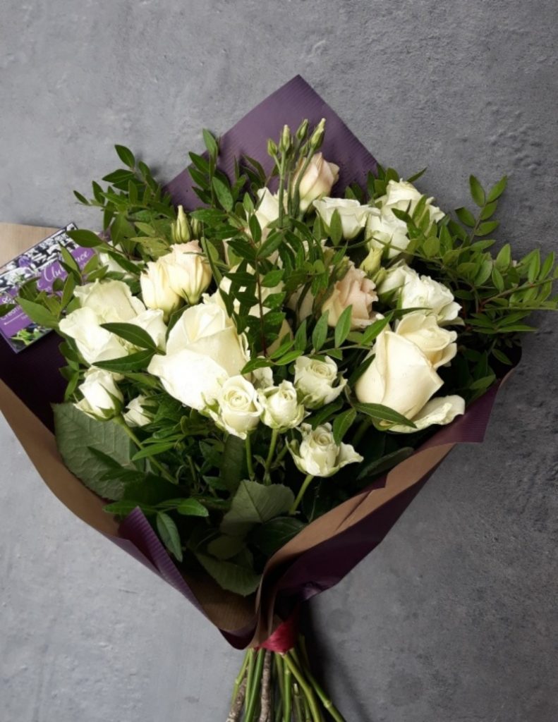 Bouquet à la amin de roses blanches avalanche